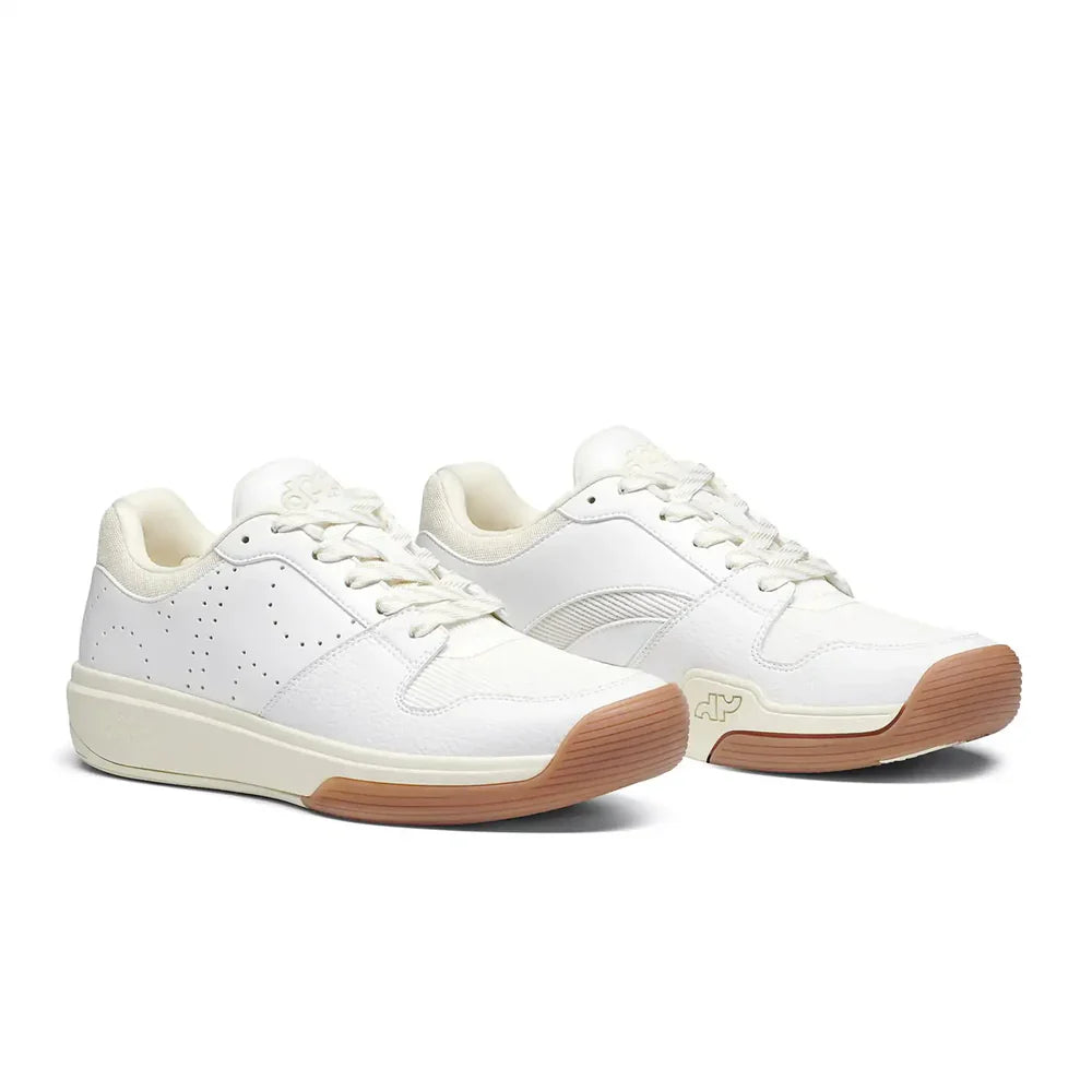 Pair of DAPS DESI Low Men’s pickleball shoes in White and Cream – crafted for balance, grip, and responsiveness on every surface.
